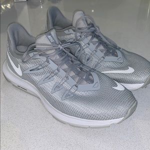 NIKE QUEST RUNNING SHOEs